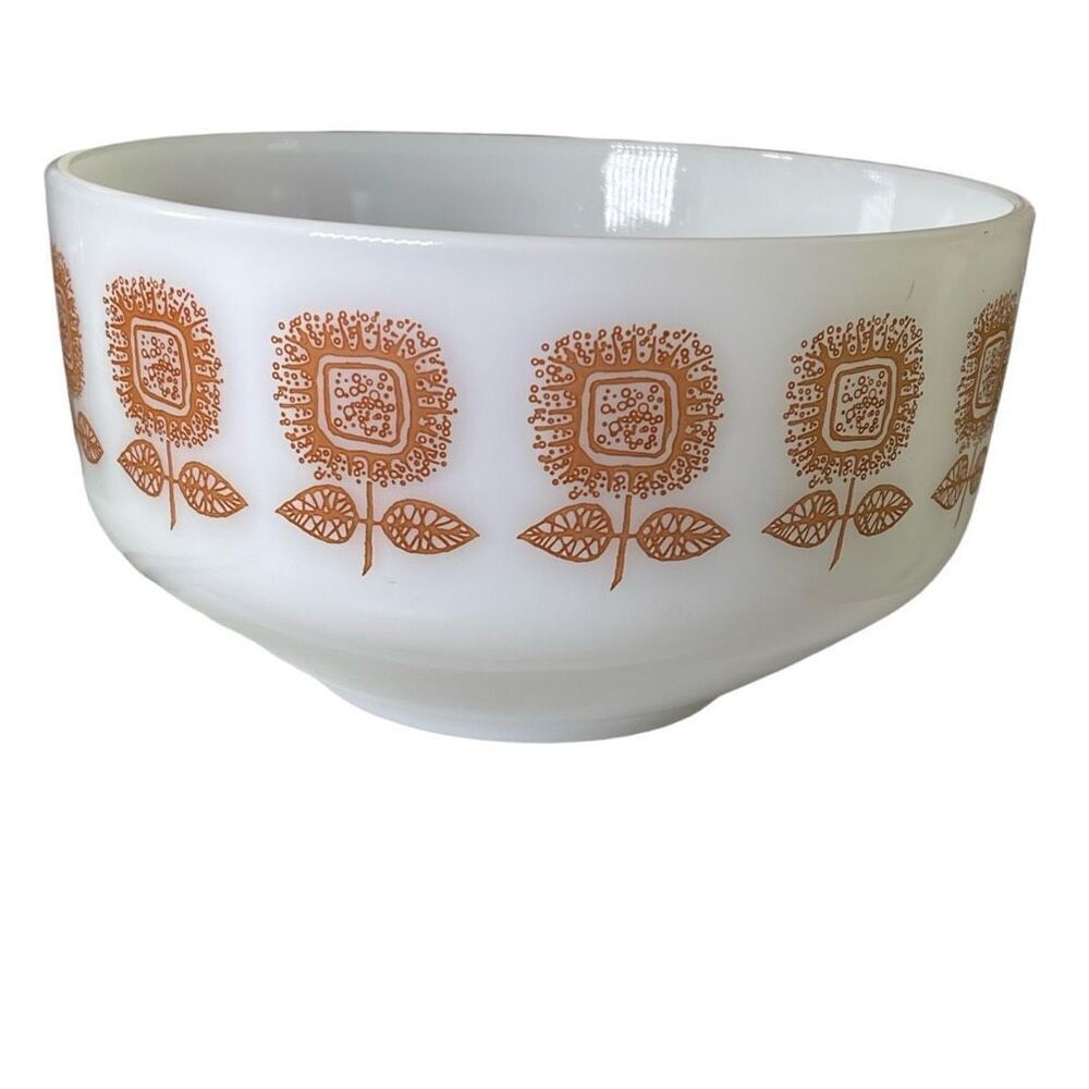 VTG Federal “Sunflower or Connoisseur milk glass  2.5 QT Bowl.